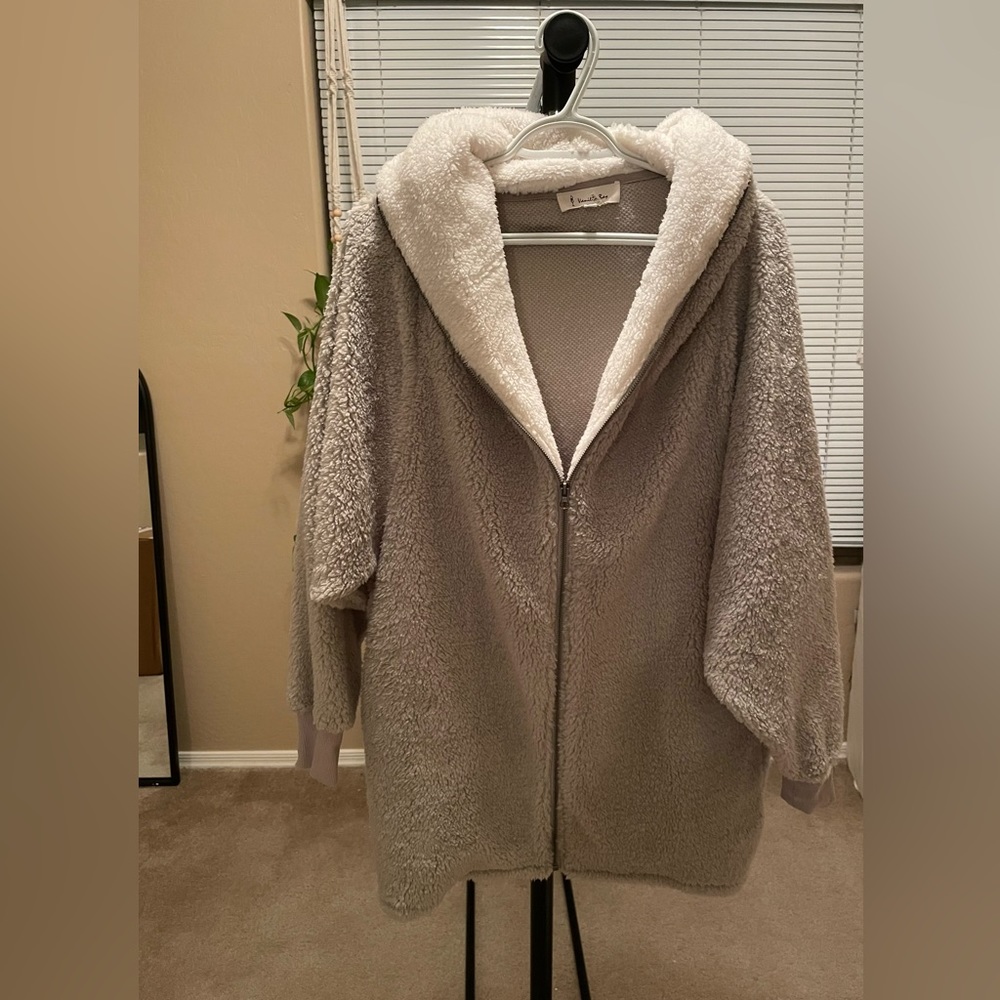 NWOT Hooded fleece Sherpa grey teddy coat with hood and pockets. Sz S/M vici